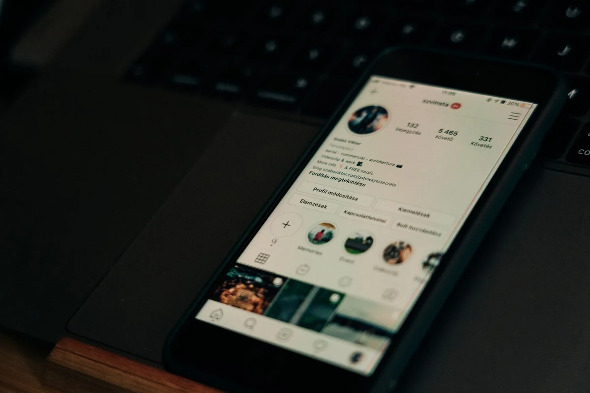 Màn hình tài khoản mạng xã hội hiển thị số follow cần theo dõi khi mua follow TikTok