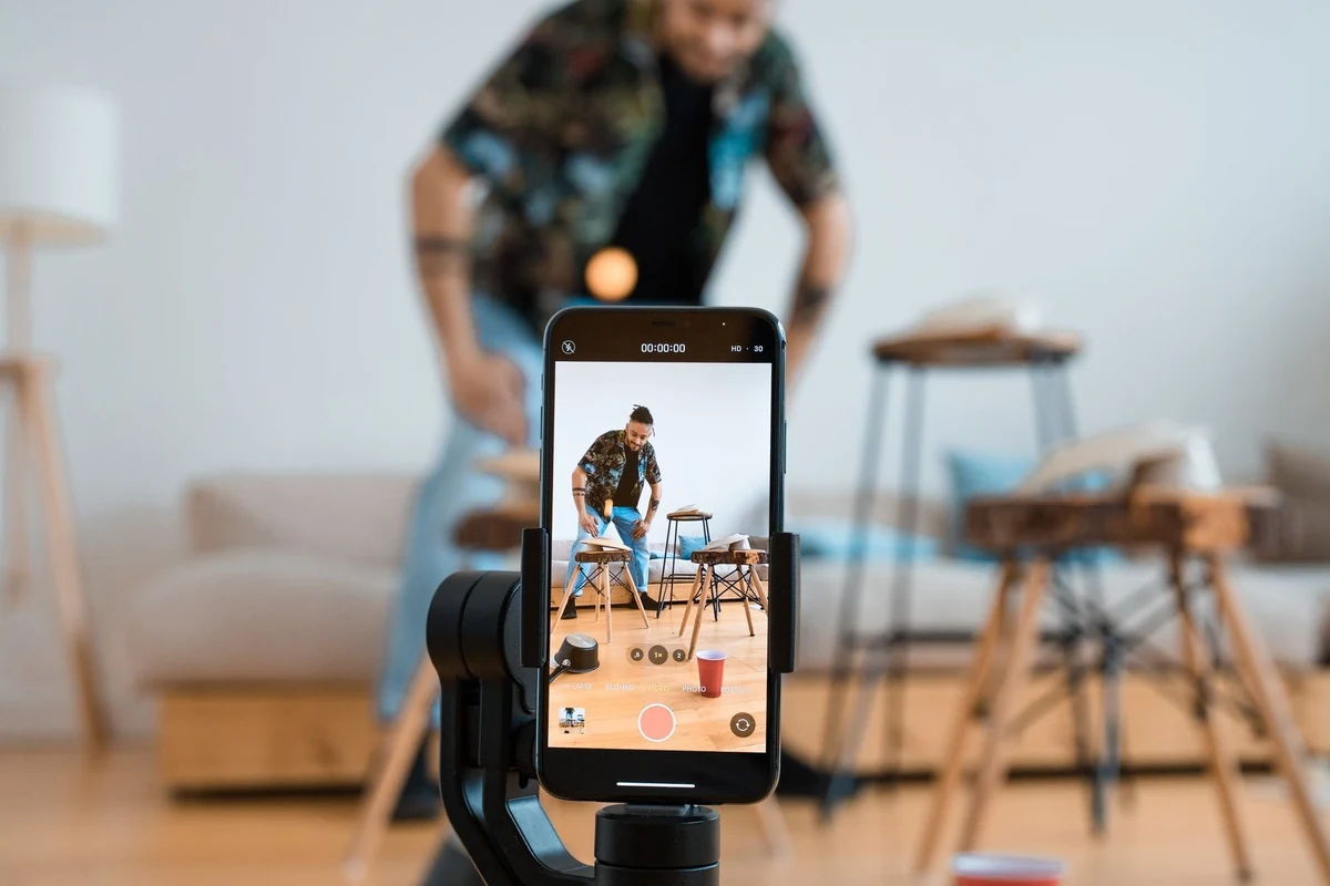 Người sáng tạo nội dung quay video TikTok với điện thoại gắn tripod chuyên nghiệp