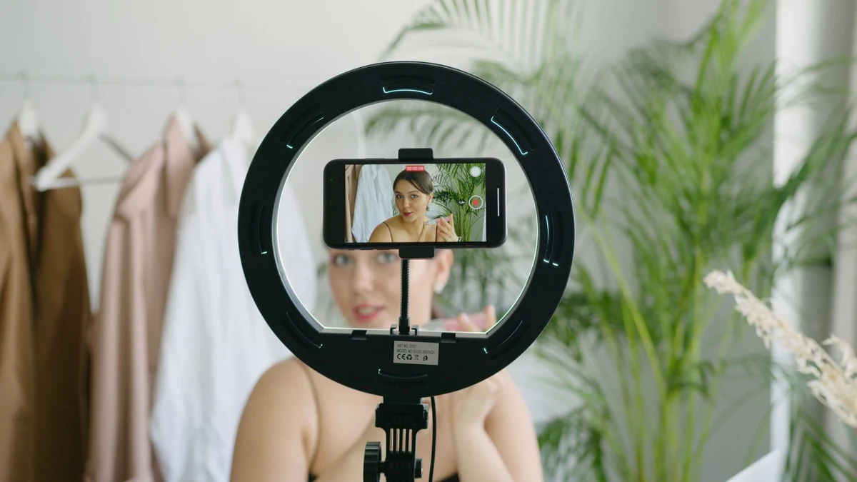 Sáng tạo video YouTube với điện thoại và đèn ring light, minh họa bảng giá tăng comment video YouTube