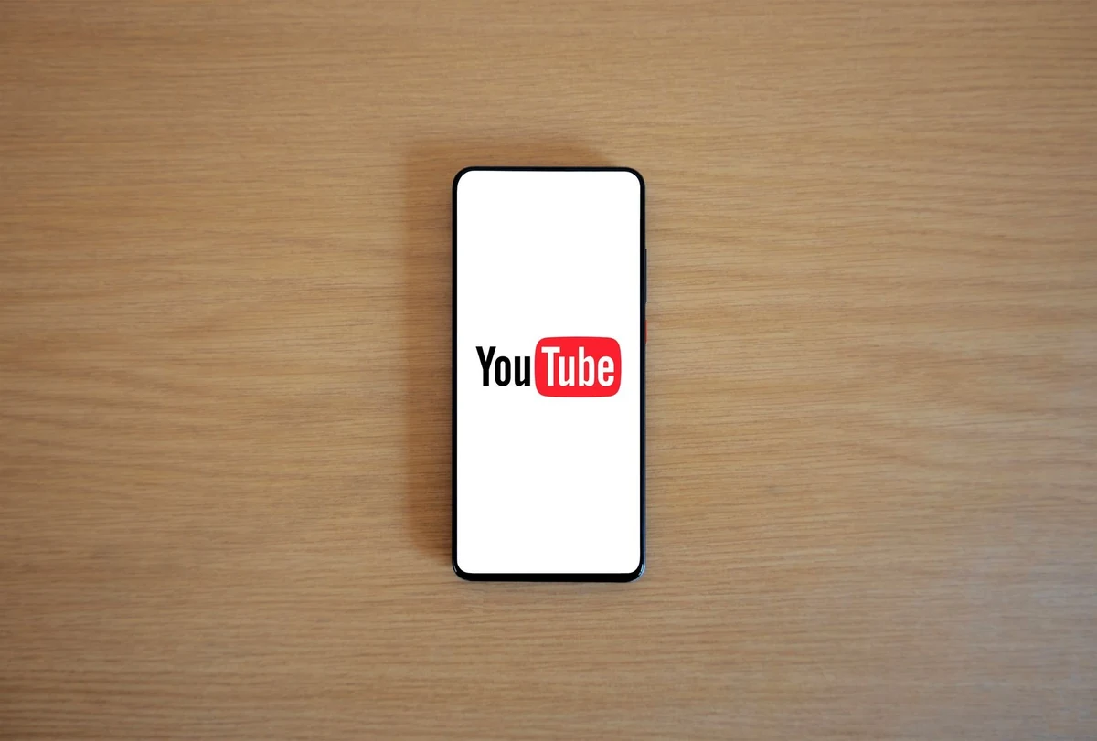 Điện thoại hiển thị logo YouTube với nhiều bình luận tăng comment video YouTube