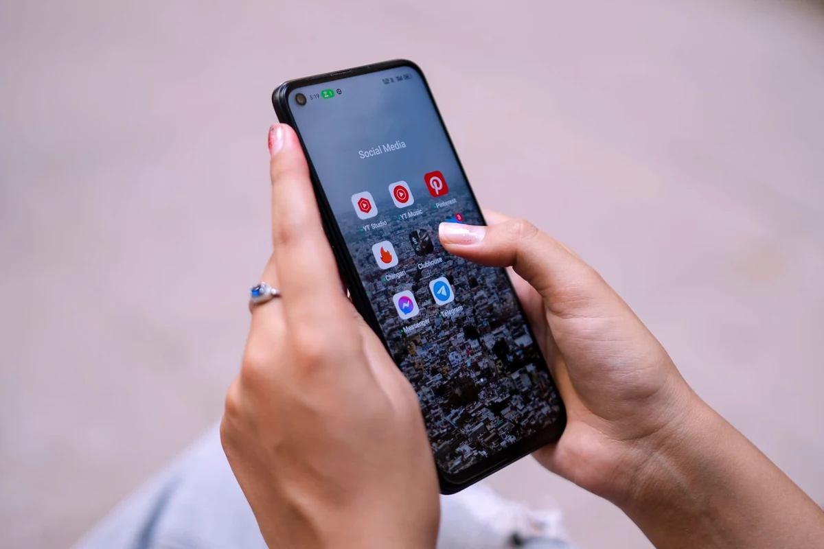 Người dùng cầm điện thoại, minh họa quy trình dịch vụ Threads không cần mật khẩu