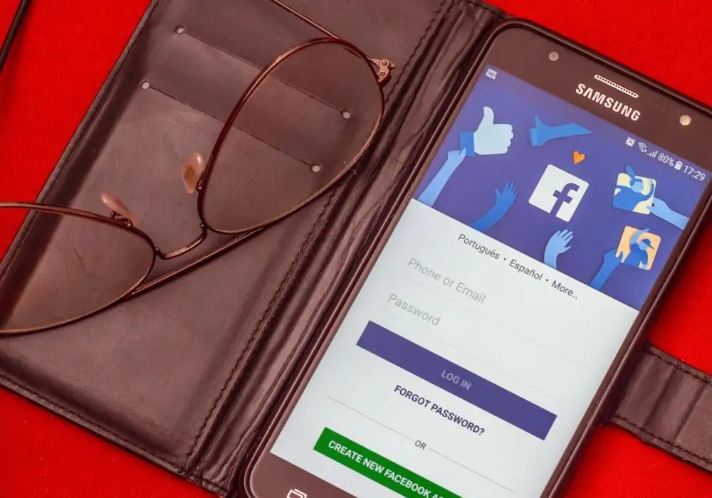 Màn hình điện thoại hiển thị facebook khi hướng dẫn cách bật nút theo dõi bằng điện thoại