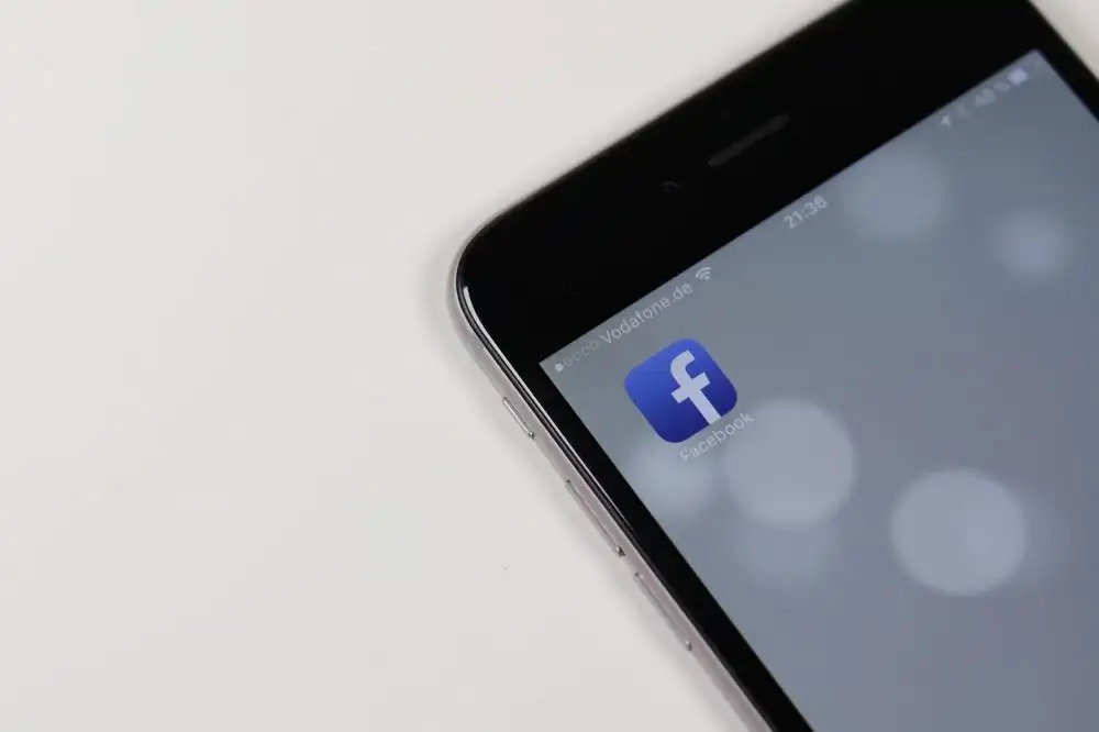 Điện thoại iPhone hiển thị ứng dụng facebook cho nick bán hàng kéo 1000 sub đầu tiên