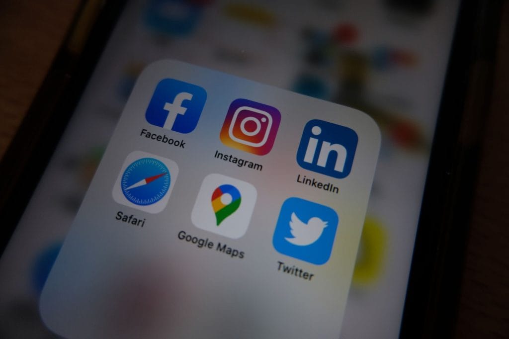 So sánh các web buff follow MXH uy tín trên thị trường 2026