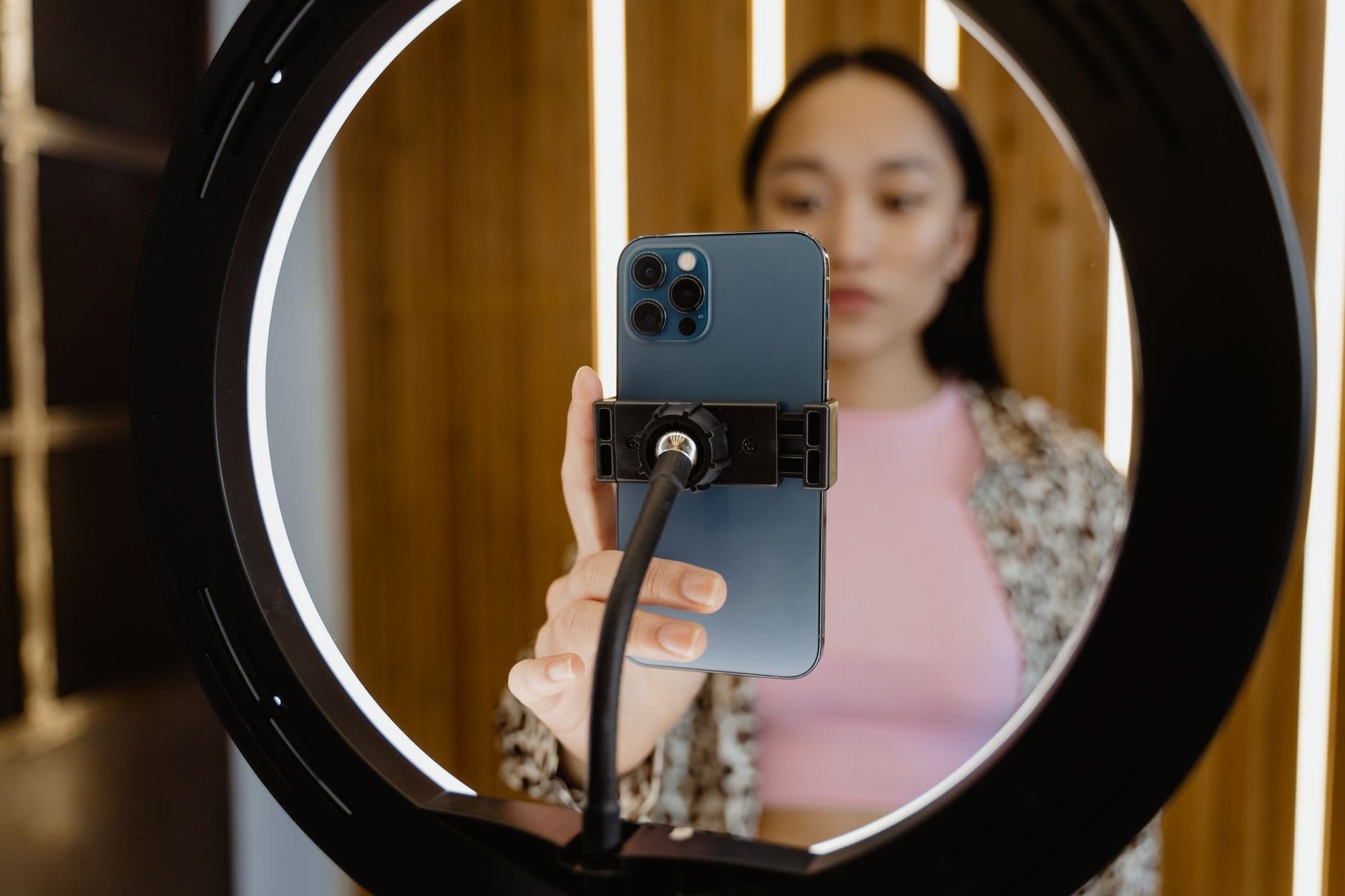Cách tăng comment TikTok tự nhiên - quay video với đèn ring light