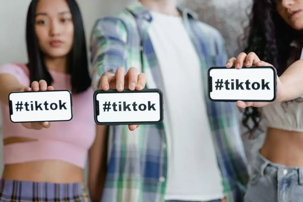Người dùng xem và phản hồi nội dung TikTok trên điện thoại