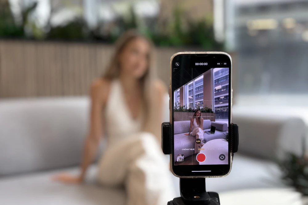 Người sáng tạo nội dung TikTok quay video bằng điện thoại