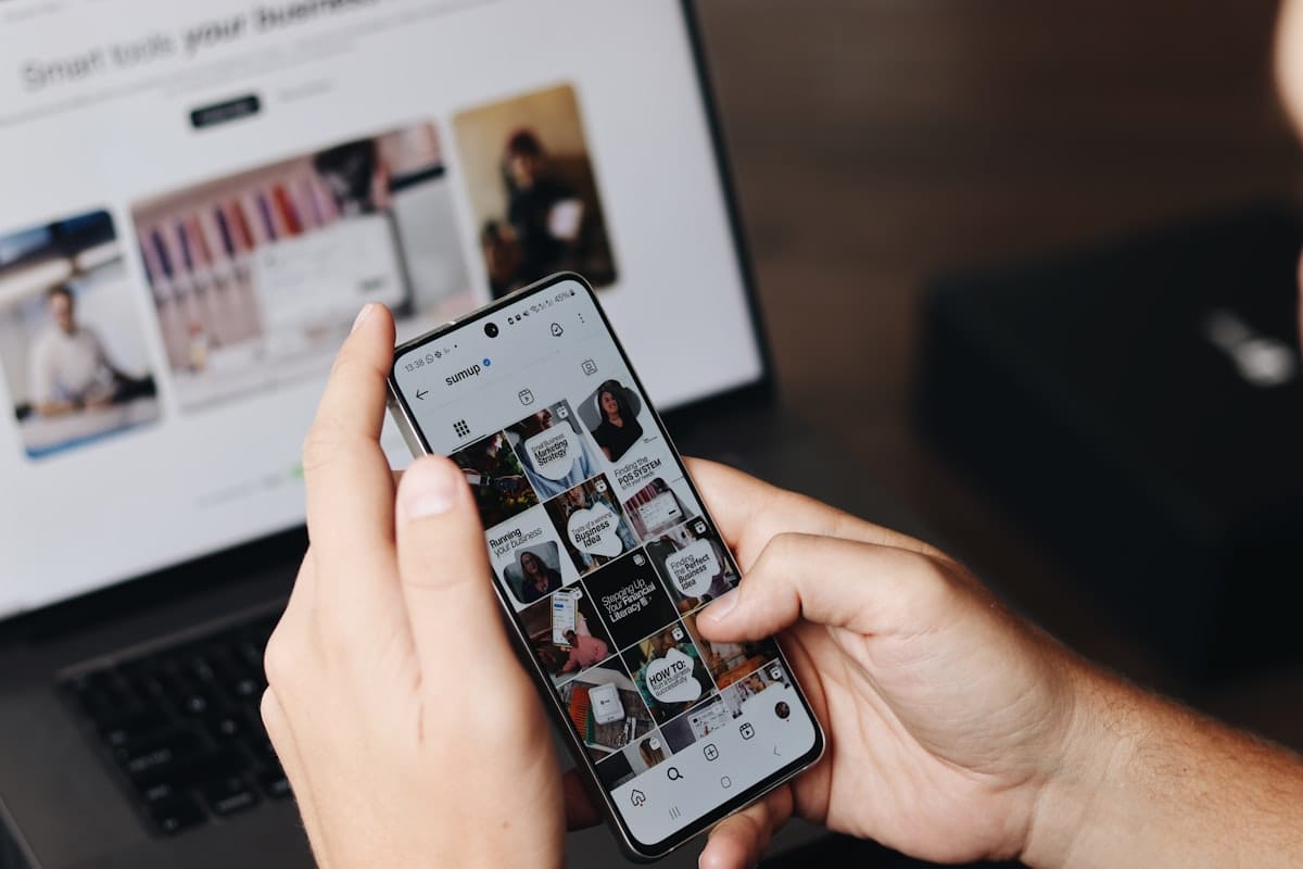 Màn hình điện thoại minh họa phân tích quảng cáo Instagram