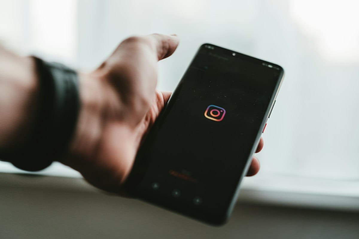 Điện thoại hiển thị giao diện Instagram để theo dõi mục tiêu