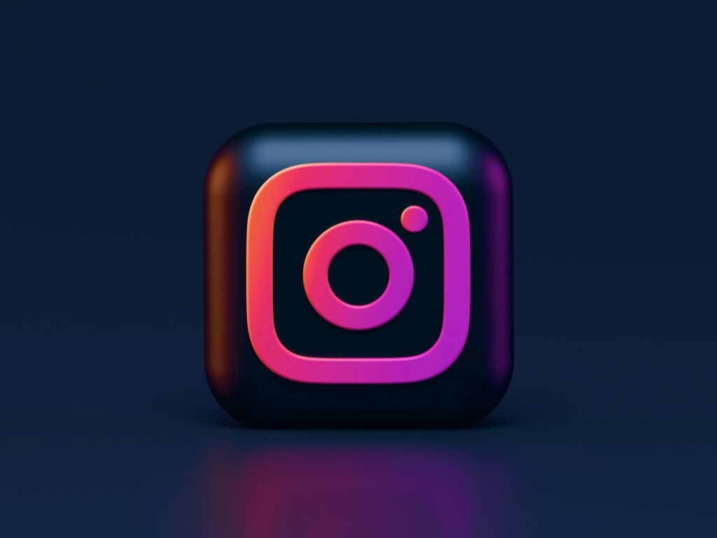 So sánh tăng follow Instagram và chạy quảng cáo