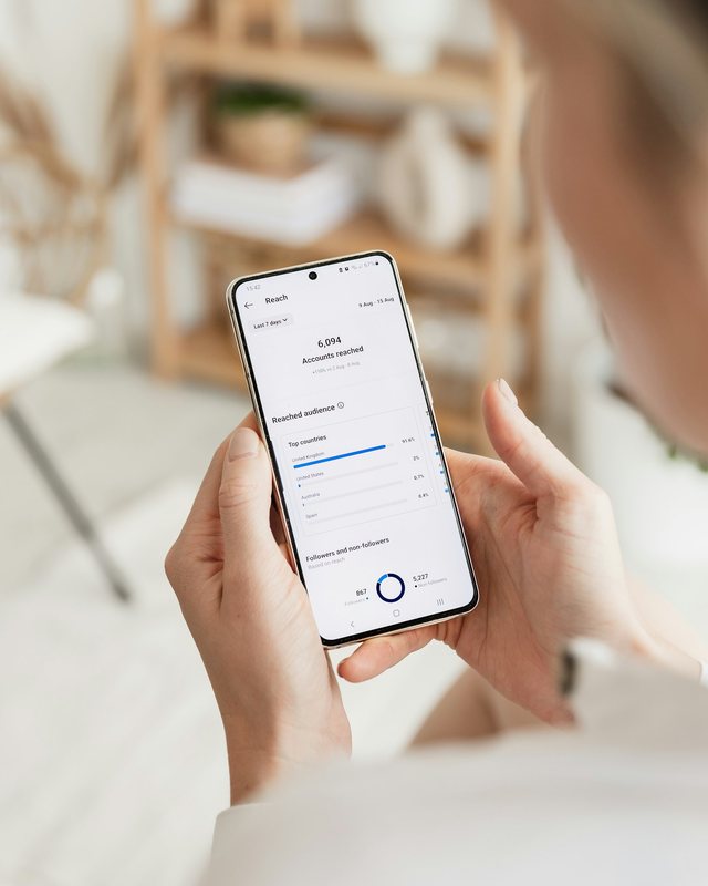 Theo dõi dữ liệu follower và tương tác trên điện thoại