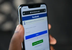 Điện thoại dùng để kiểm tra livestream Facebook