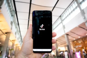 Điện thoại minh họa bài kiểm tra rủi ro khi mua like TikTok