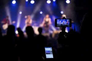 Nhà sáng tạo theo dõi phiên livestream TikTok trên điện thoại