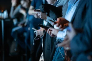 Người dùng điện thoại trong bối cảnh so sánh follow TikTok thật và ảo