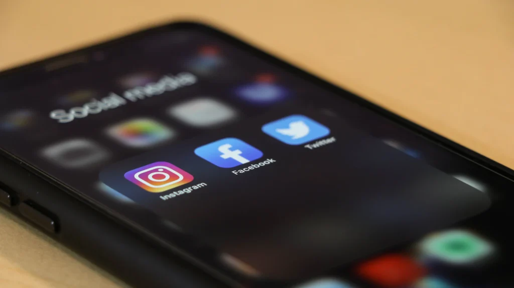 Người dùng chia sẻ video TikTok trên điện thoại