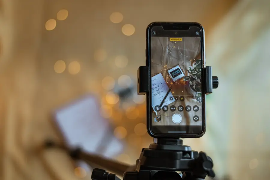 Điện thoại trên tripod cho quá trình quay video TikTok