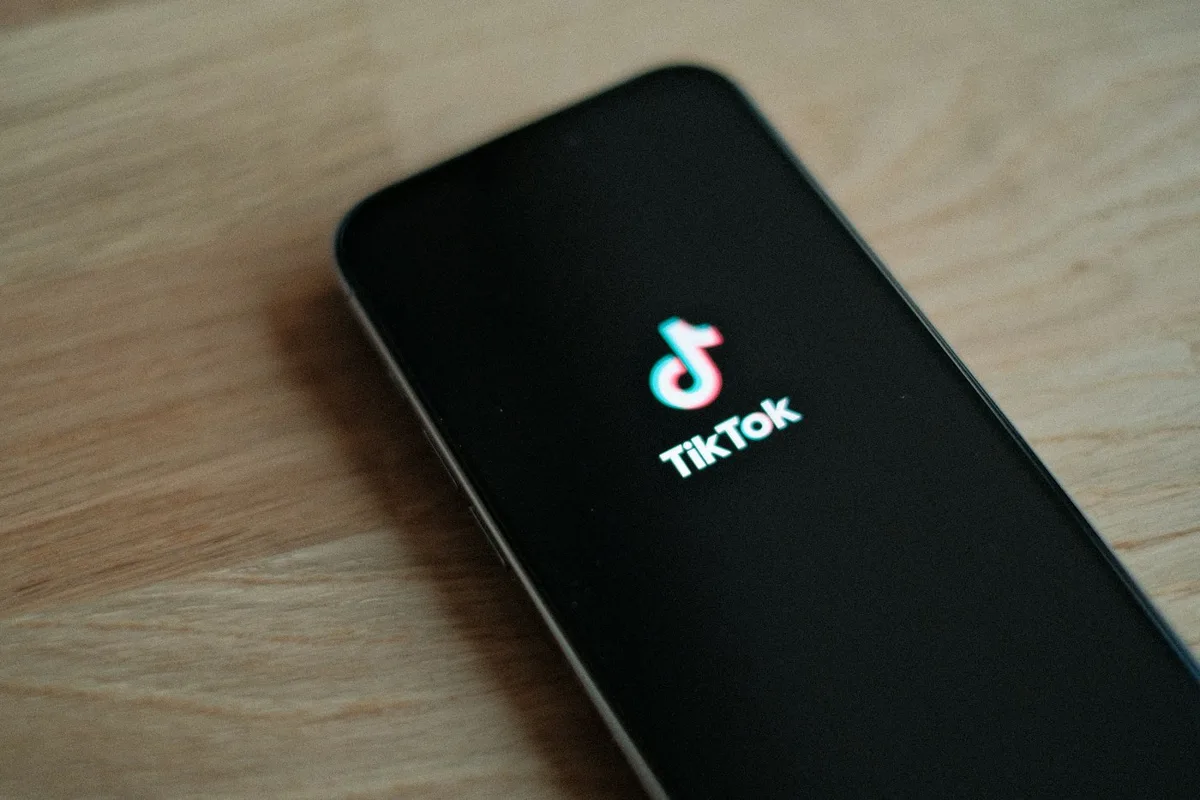 Điện thoại mở ứng dụng TikTok với nội dung video ngắn
