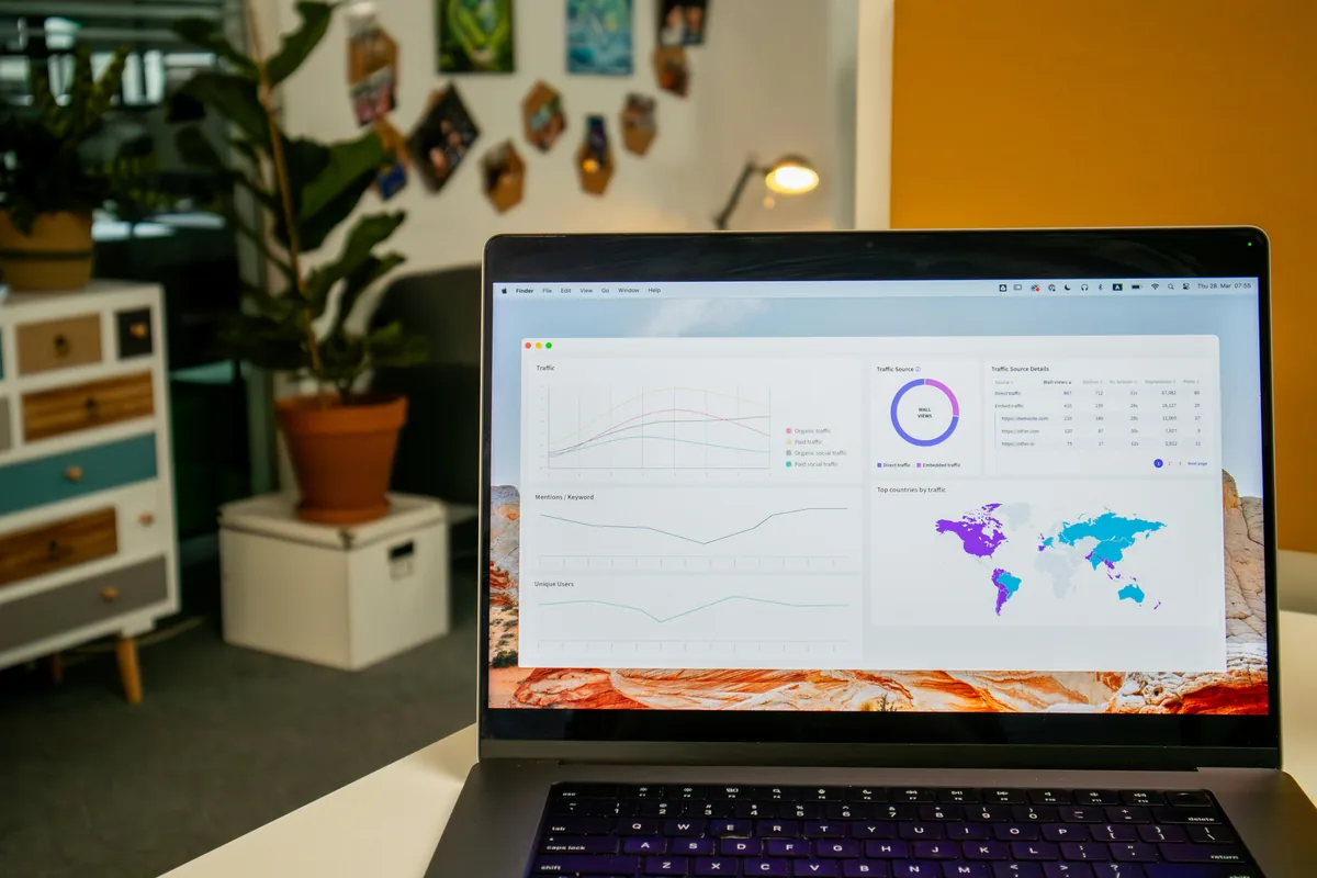 Bảng thống kê mạng xã hội hiển thị trên màn hình laptop