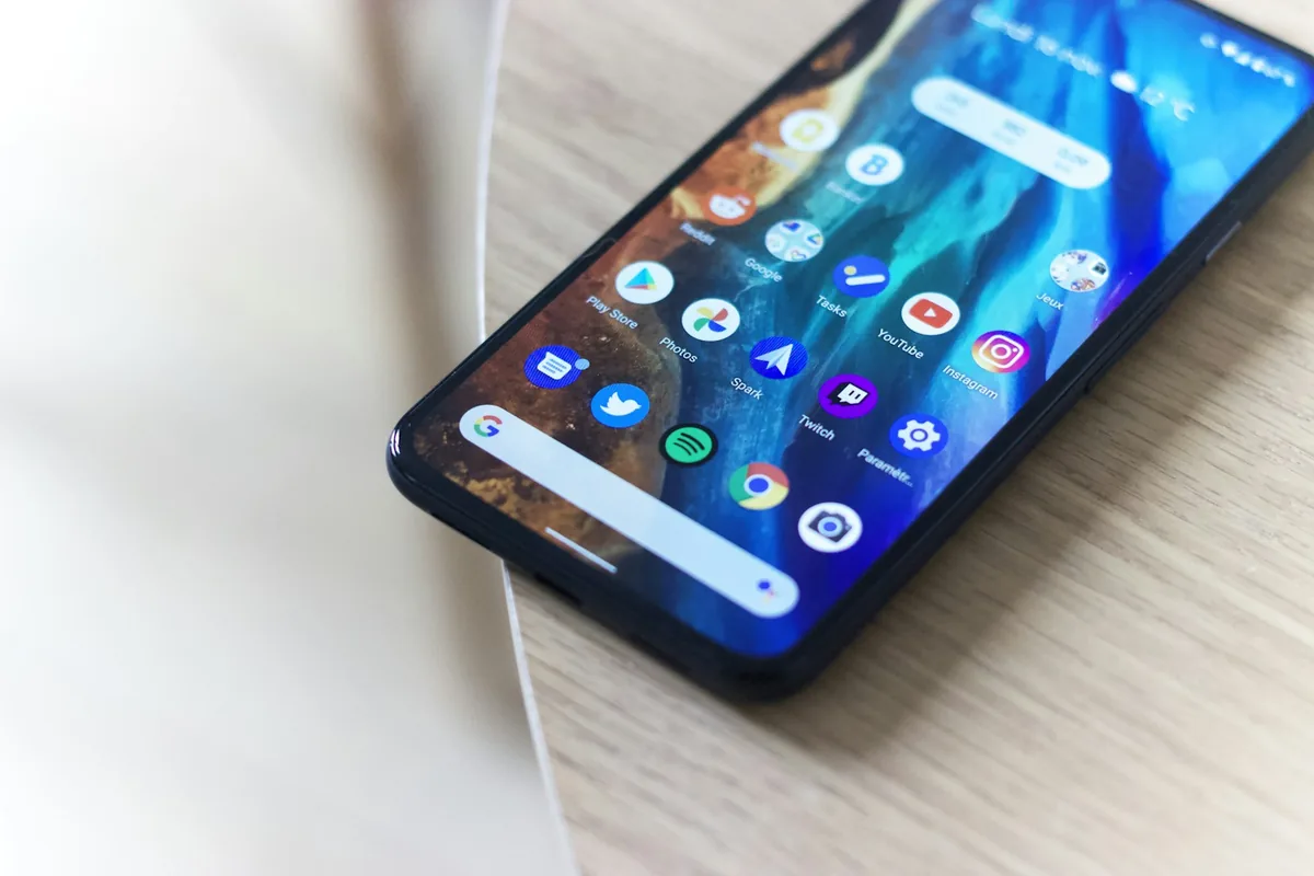 Điện thoại Android hiển thị các ứng dụng trên màn hình