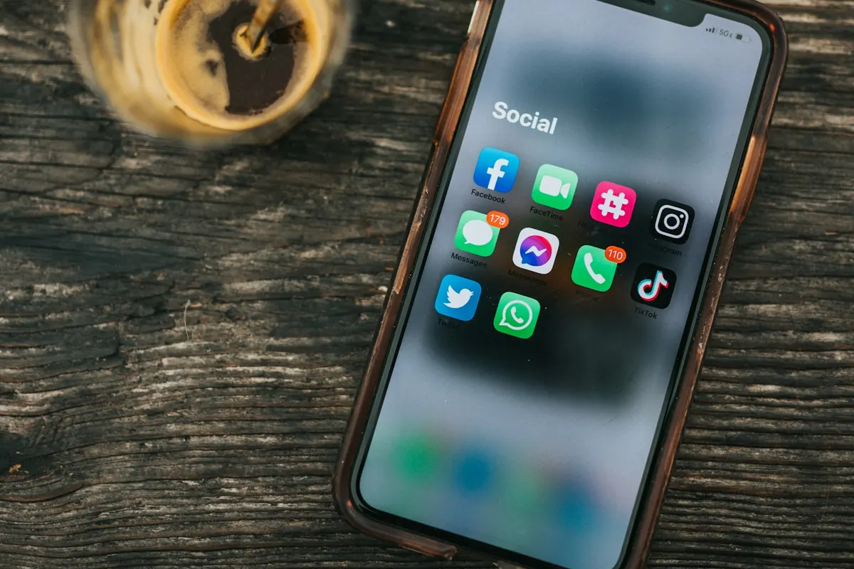 TikTok trong nhóm ứng dụng mạng xã hội Điện thoại hiển thị biểu tượng TikTok trong nhóm ứng dụng mạng xã hội