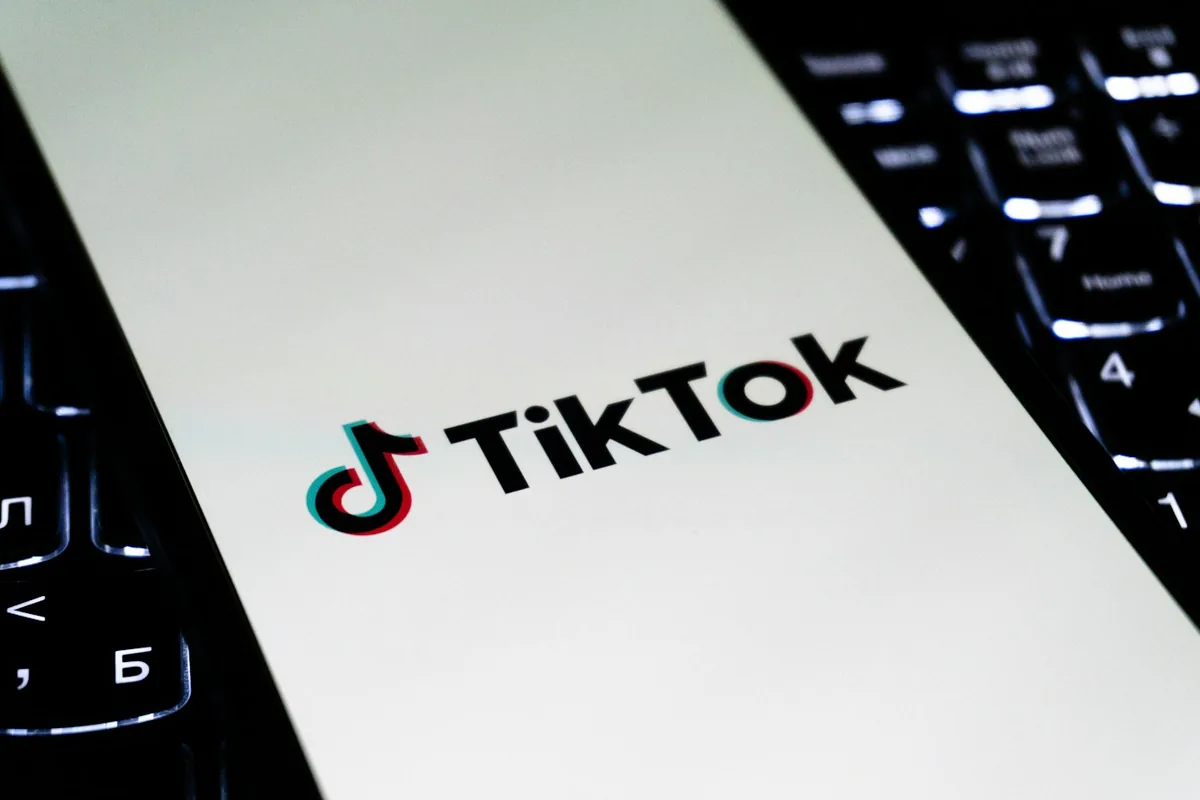 TikTok hiển thị trên màn hình Biểu tượng TikTok hiển thị trên màn hình cạnh bàn phím