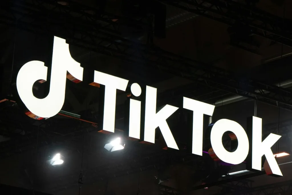 Biển hiệu TikTok màu trắng trên nền tối
