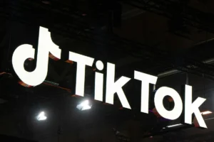 Biển hiệu TikTok màu trắng trên nền tối
