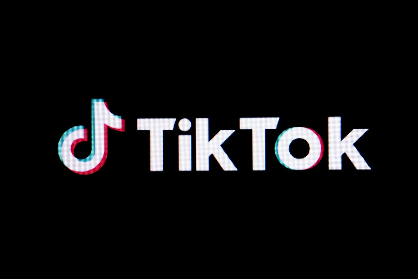 Logo TikTok nổi bật trên nền tối
