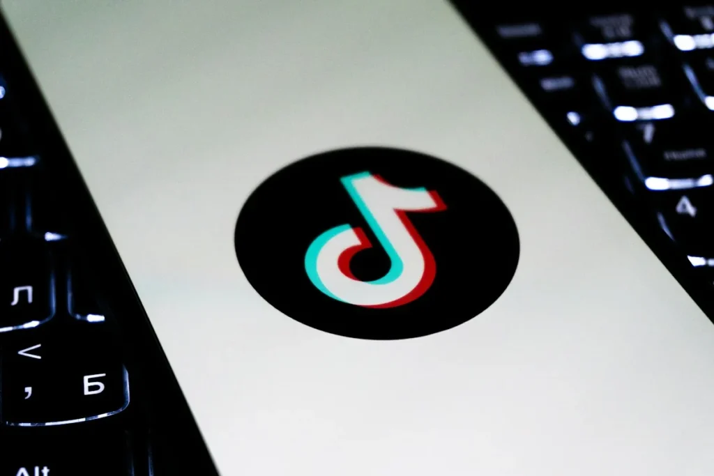 Logo TikTok trên thiết bị đặt giữa bàn phím