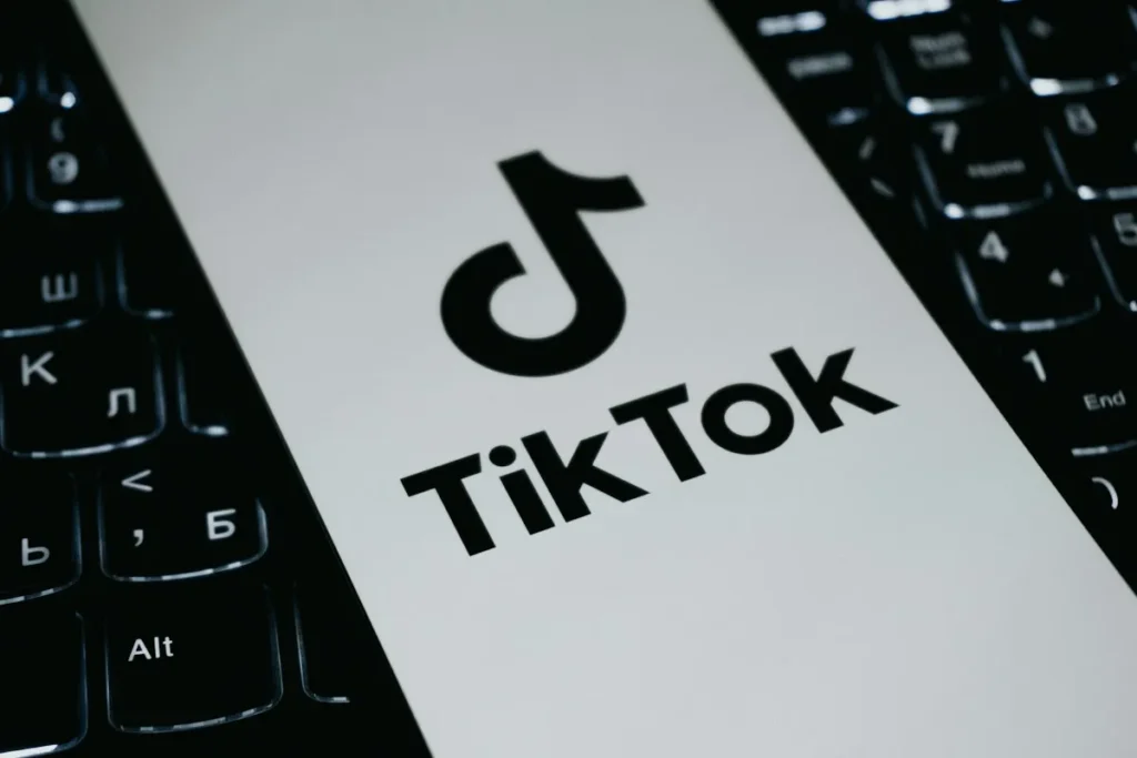 Điện thoại hiển thị TikTok đặt trên bàn phím