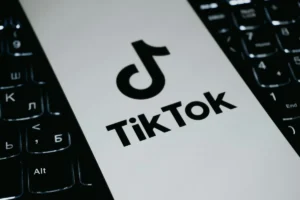 Điện thoại hiển thị TikTok đặt trên bàn phím