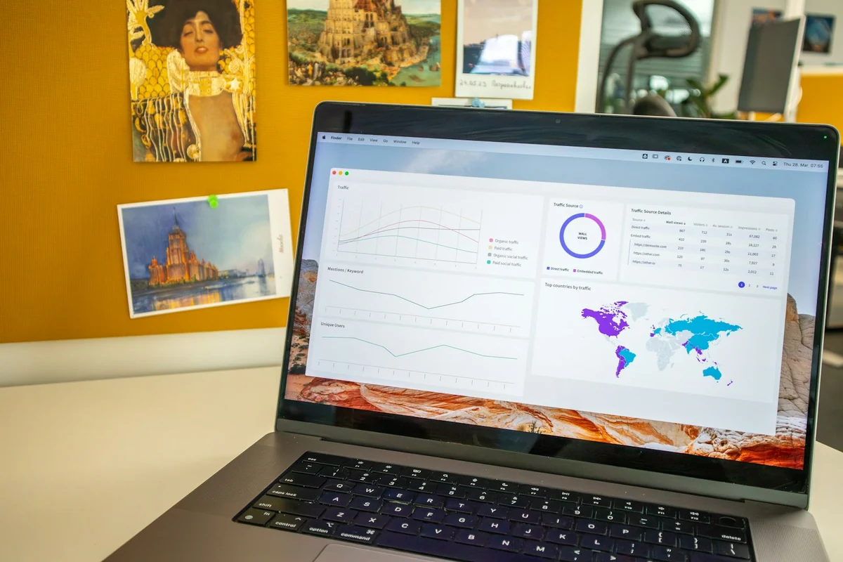 Laptop hiển thị biểu đồ và bảng thống kê mạng xã hội