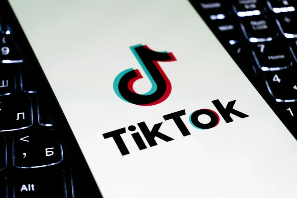 Logo TikTok trên điện thoại đặt cạnh bàn phím