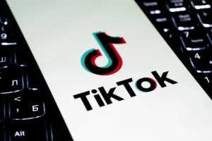 Logo TikTok trên điện thoại đặt cạnh bàn phím