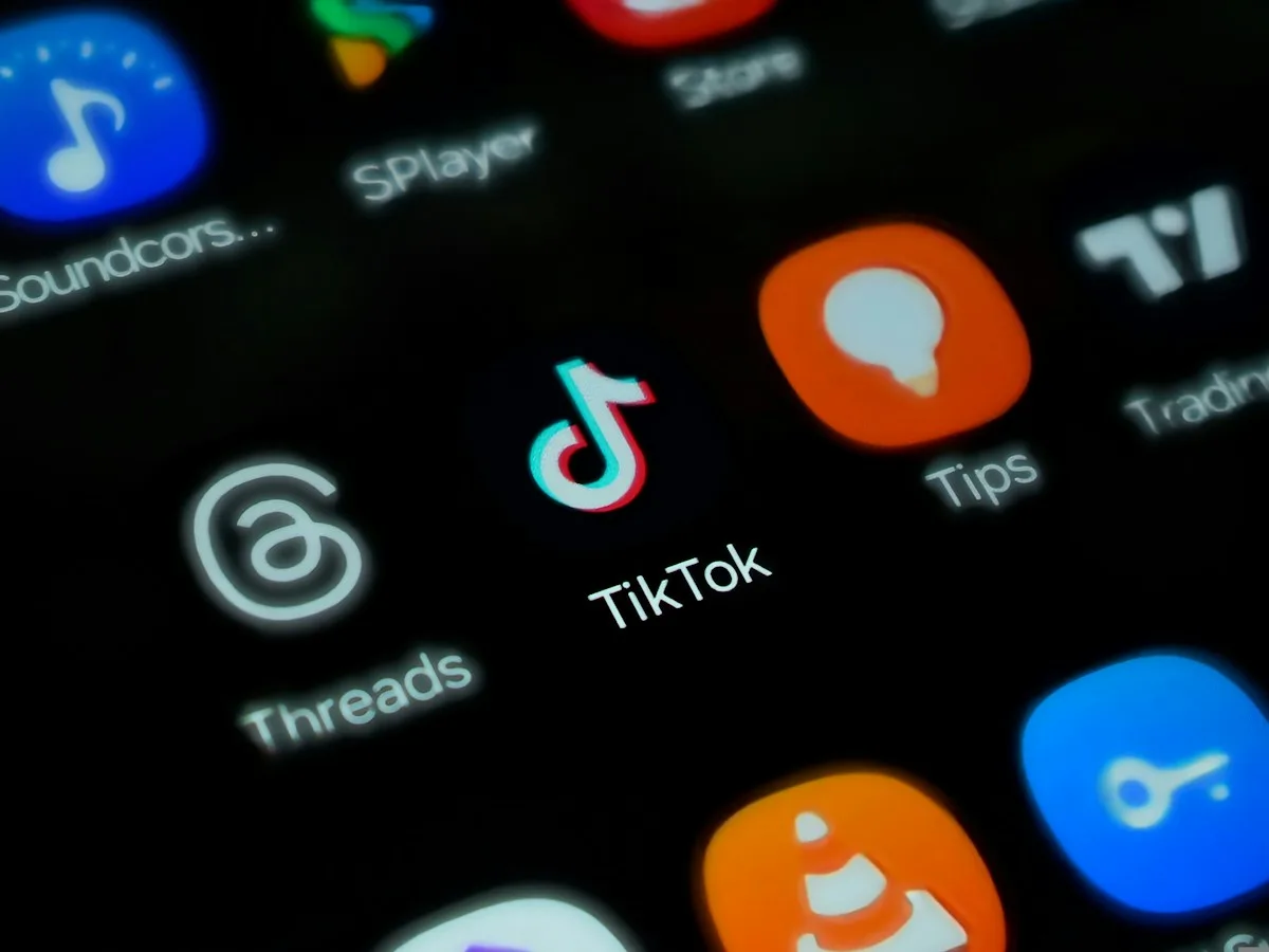 Biểu tượng TikTok giữa các ứng dụng trên điện thoại