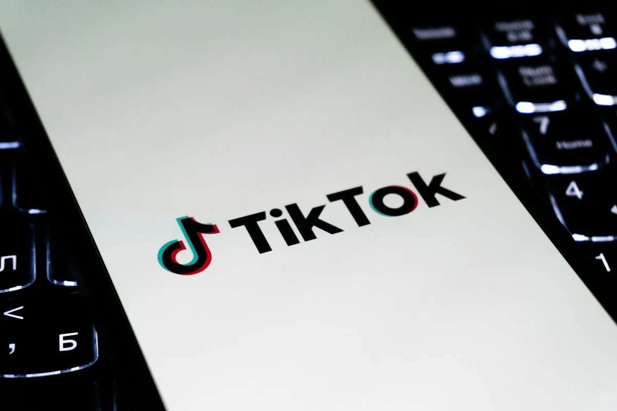 Logo TikTok trên màn hình sáng cạnh bàn phím