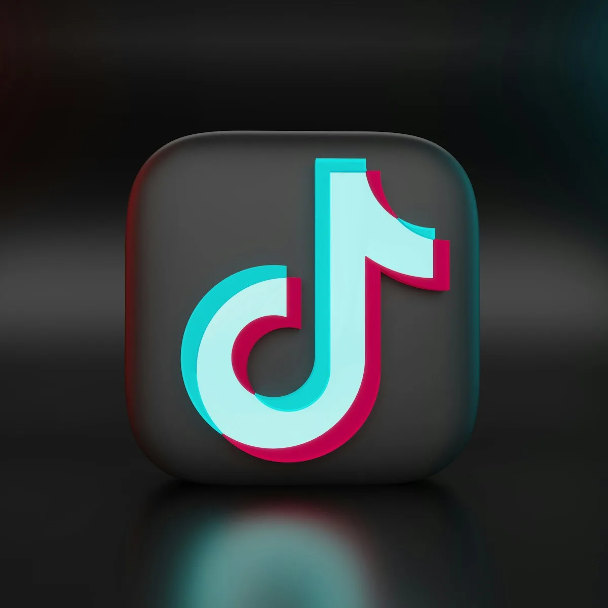 Khối biểu tượng TikTok với ánh sáng xanh đỏ