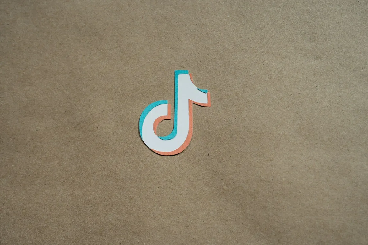 Biểu tượng TikTok trên nền giấy màu be