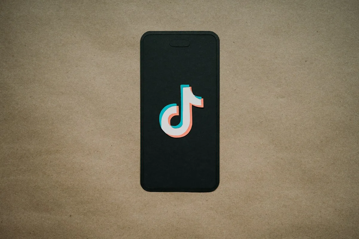 Điện thoại đặt trên nền be với biểu tượng TikTok