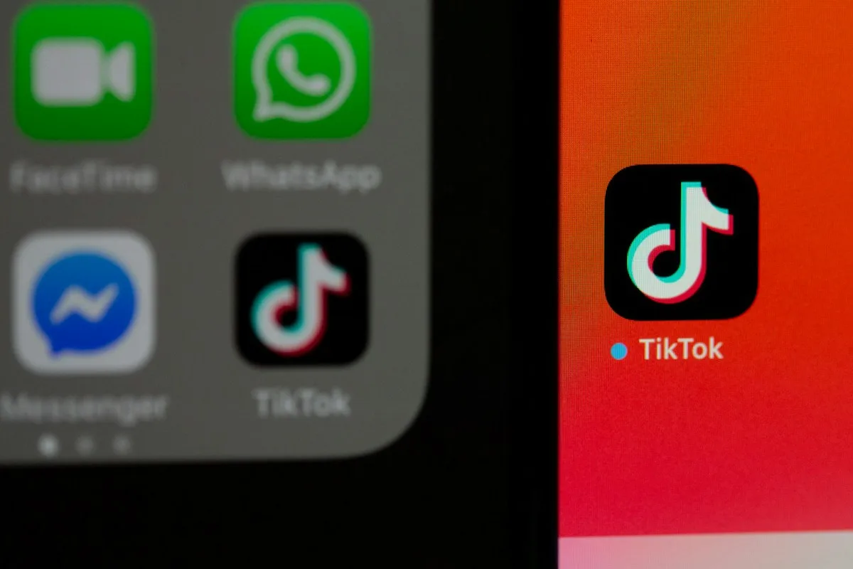 Ứng dụng TikTok trên màn hình điện thoại nền đỏ
