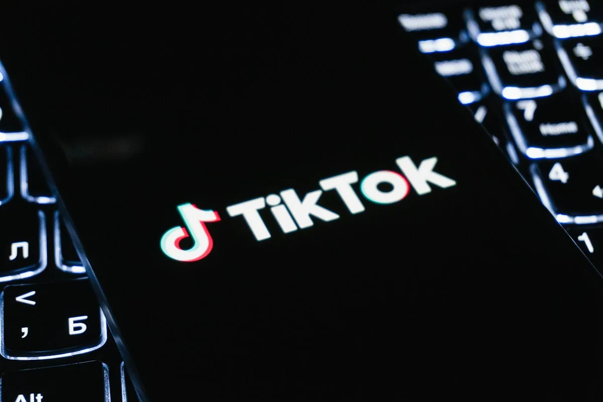 Logo TikTok trên điện thoại đặt cạnh bàn phím