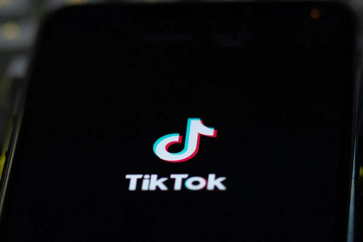 Biểu tượng TikTok trên màn hình thiết bị nền tối