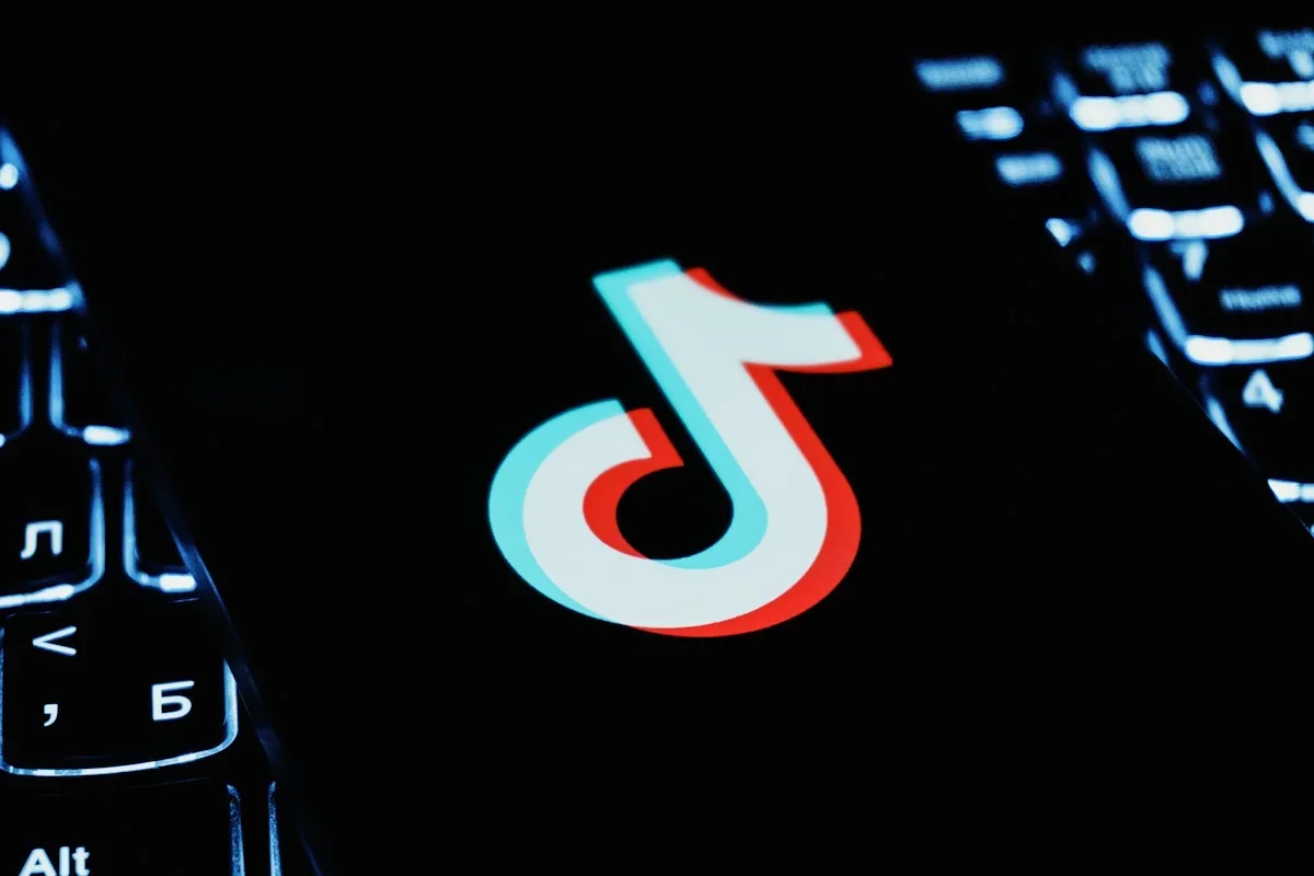 Logo TikTok trên màn hình điện thoại đặt cạnh bàn phím