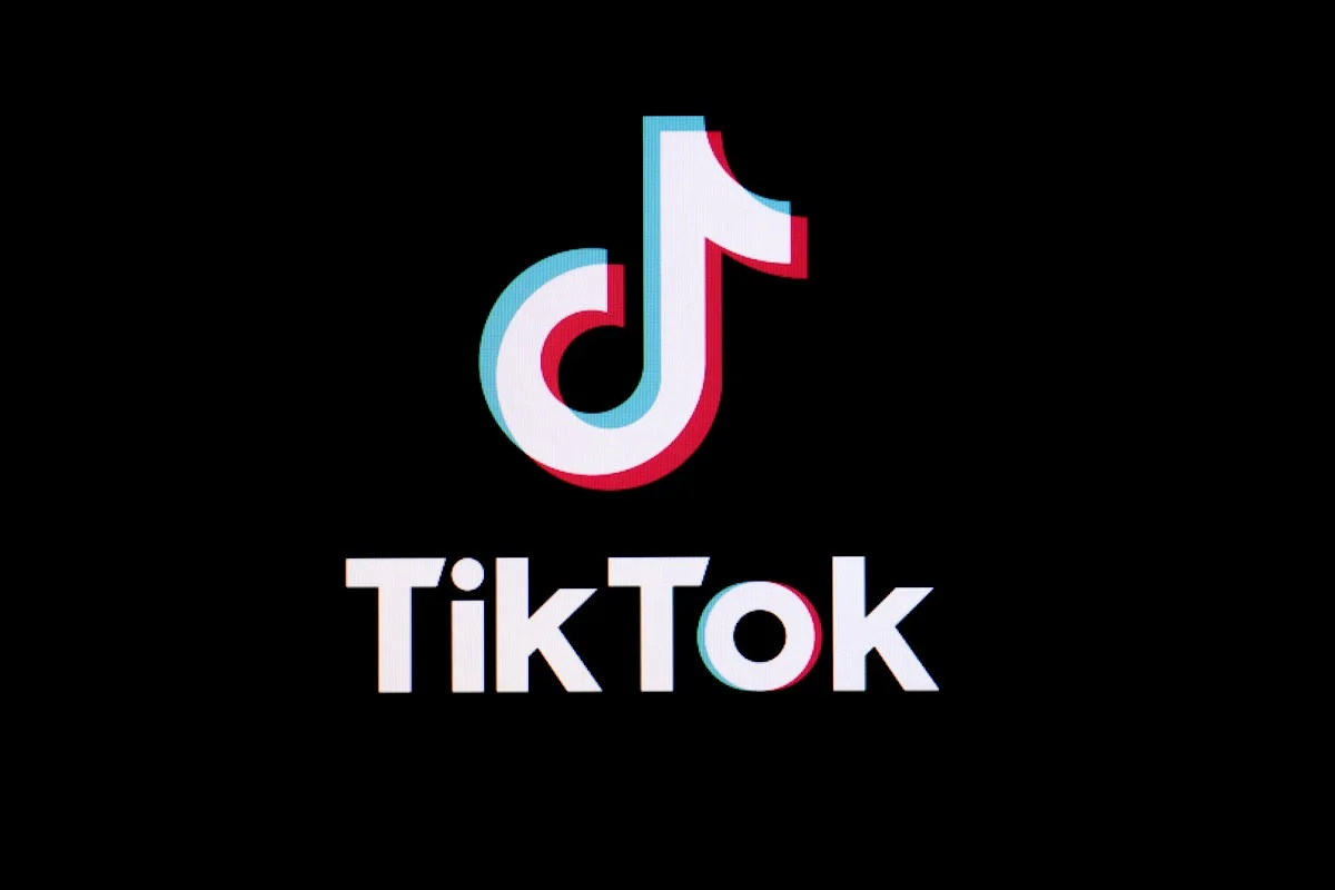 Biểu tượng và chữ TikTok trên nền đen