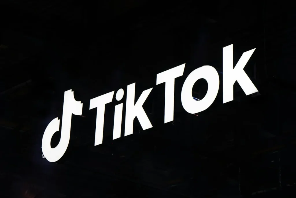 Biển hiệu TikTok màu trắng trên nền tối