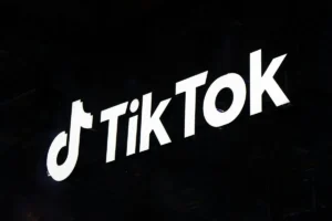 Biển hiệu TikTok màu trắng trên nền tối